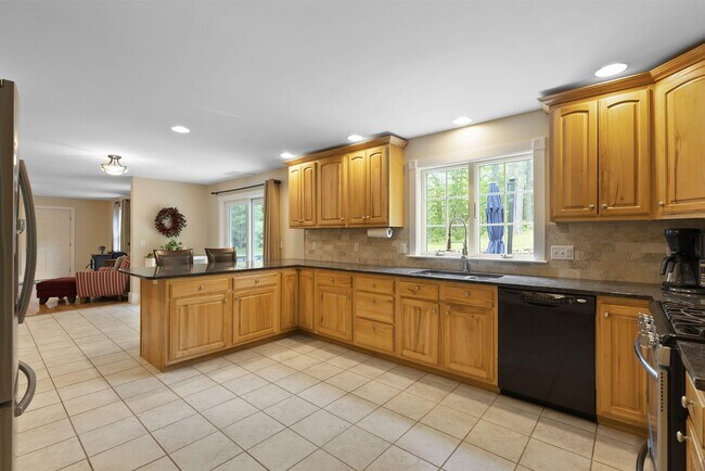 Building Photo - 9 Hoyt Dr