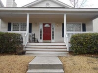 Building Photo - Freshly painted single story in popular We...