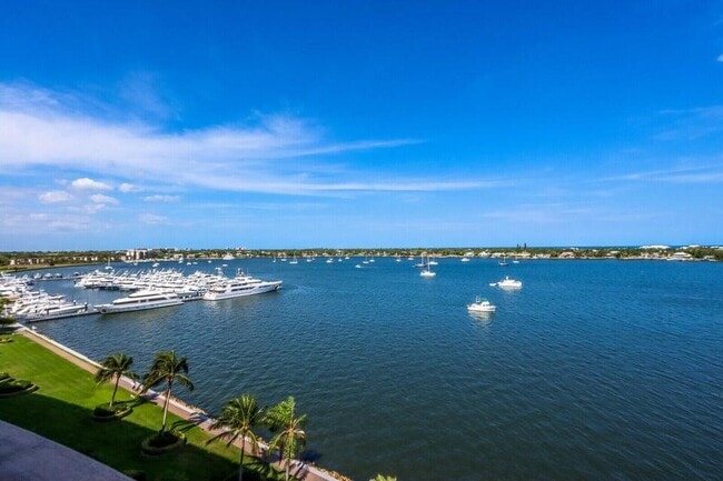 Building Photo - 130 Lakeshore Dr