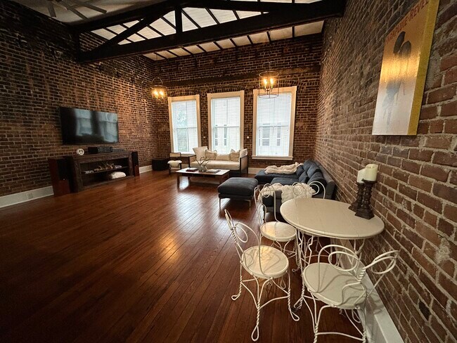 Building Photo - 20 W Oglethorpe Ave