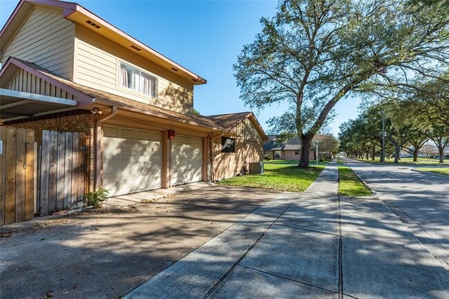 Building Photo - 2720 Blueberry Ln