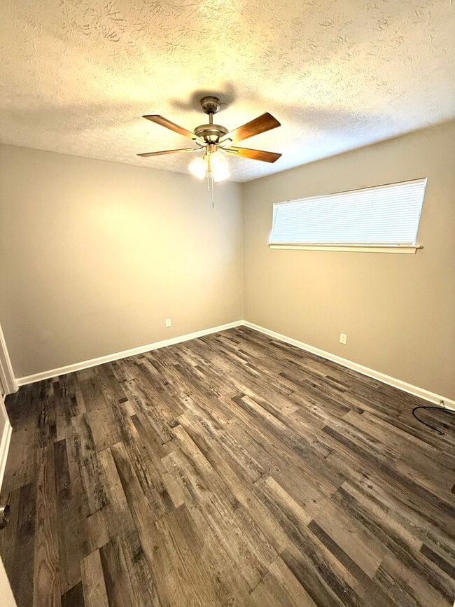 Building Photo - ** 3 Bed 1.5 Bath Located in South Lawn** ...