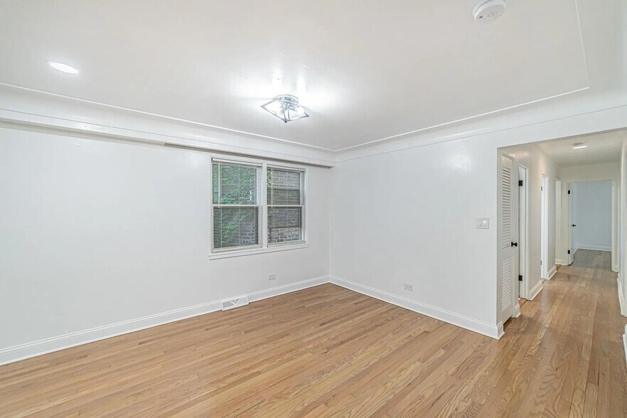 Building Photo - 7530 N Oakley Ave