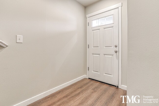 Building Photo - 3 Bedroom/2.5 Bath With Fenced Backyard, W/D Included, and AC!