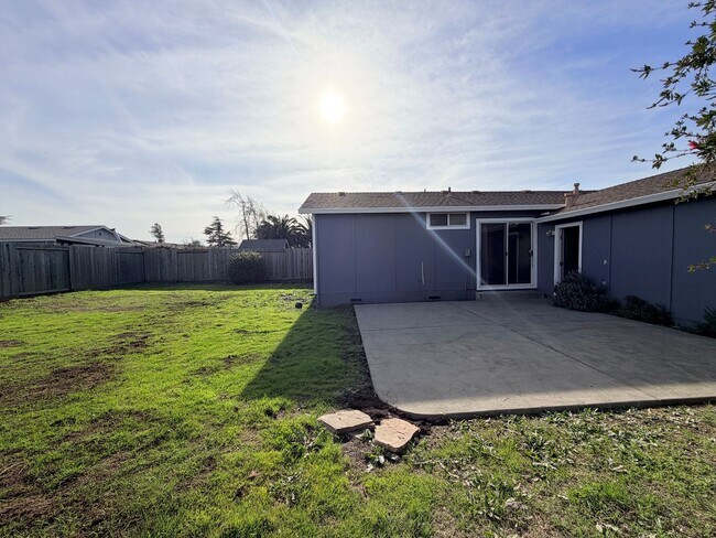 Building Photo - Charming Petaluma Home with Expansive Backyard