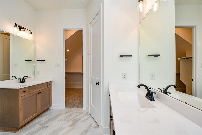 Building Photo - 7319 Bayberry Crescent Ln