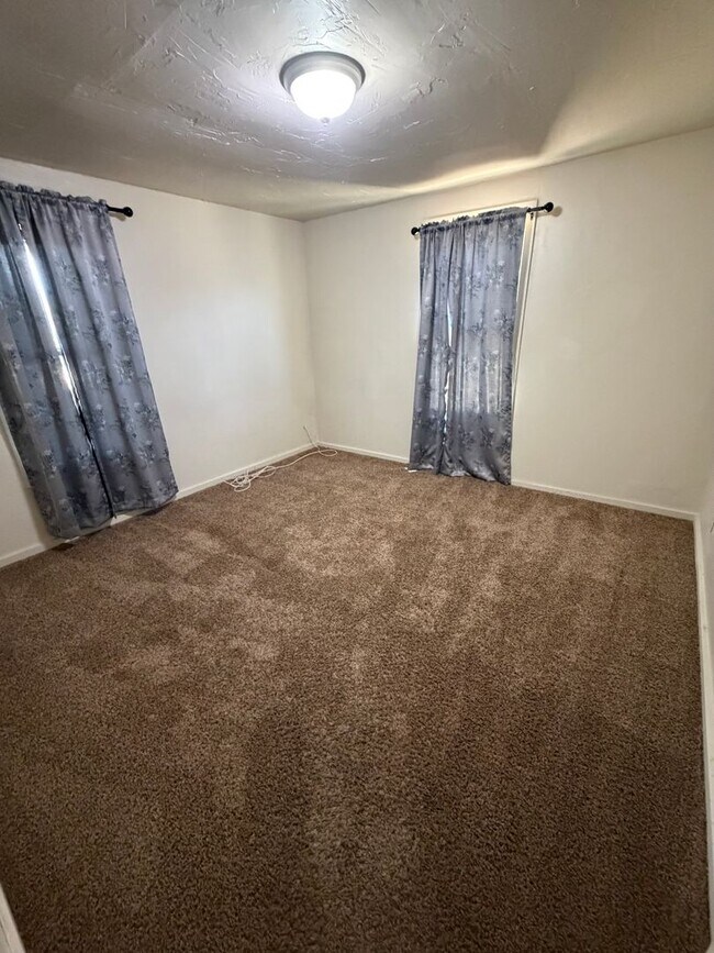 Building Photo - 2 bedroom 1 bath