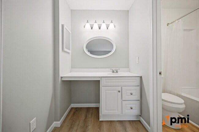 Building Photo - 2 Bed 2.5 Bath renovated townhome Virginia Beach