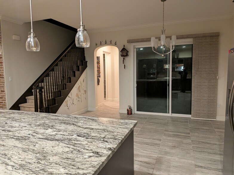 Dinning - 427 Silvercrown Way