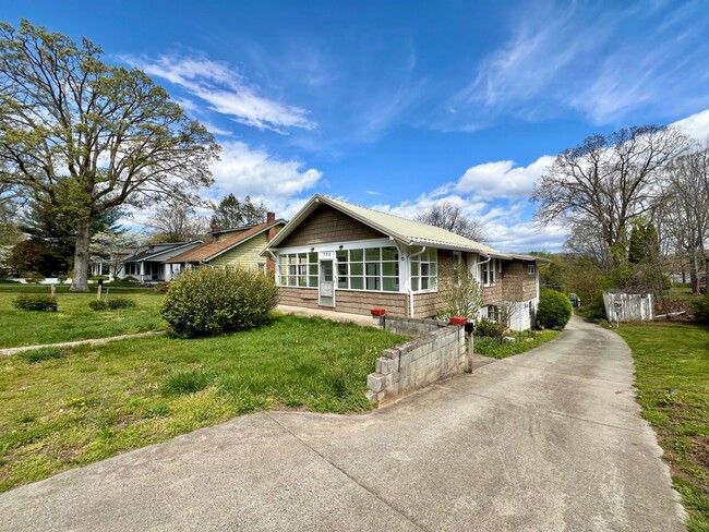 Building Photo - Charming 2 Bedroom Home - All utilities in...