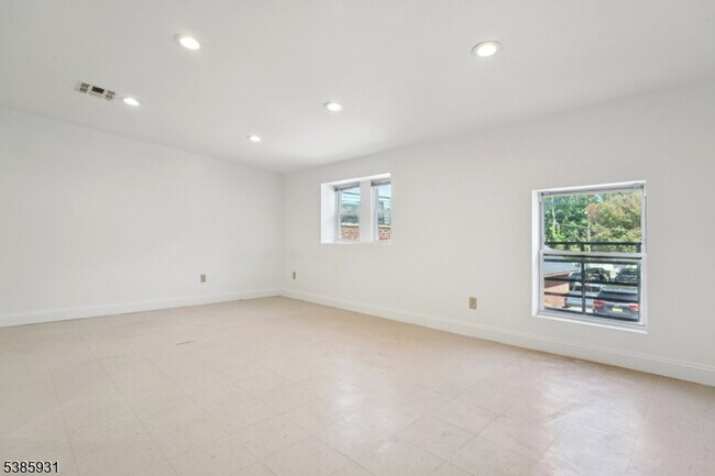 Building Photo - 109 S Orange Ave