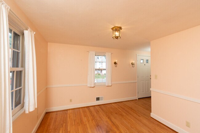 Building Photo - Beautiful 3 Bed, 2.5 Bath Single Family Colonial for Rent in Manchester!