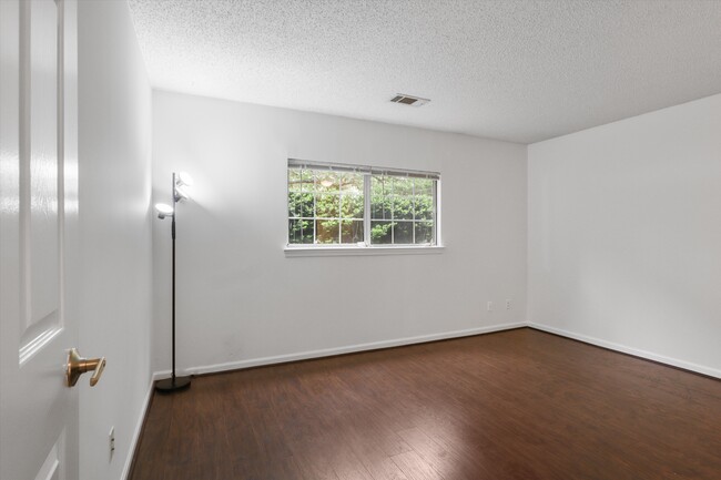 Building Photo - 12003 Golf Ridge Ct