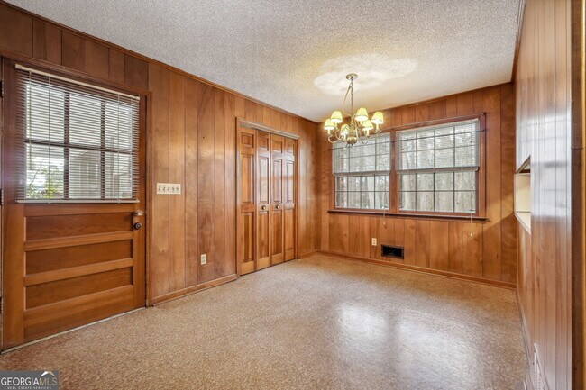 Building Photo - 5140 Lakewood Dr