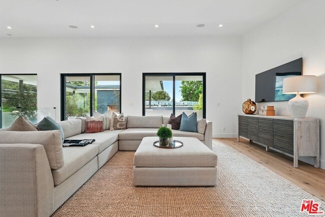 Building Photo - 913-913 1/2 N Beverly Glen Blvd