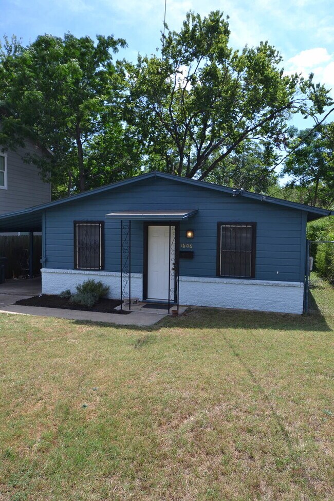 Building Photo - 2/1 House in Hip East Austin!