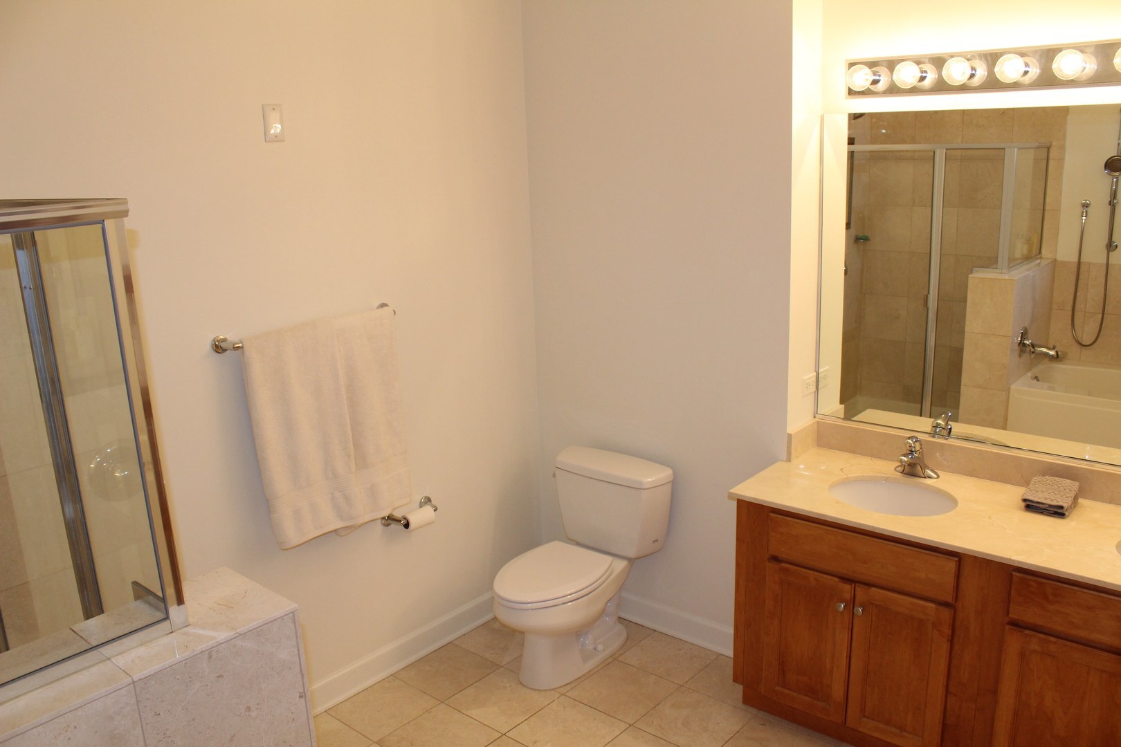 Building Photo - 450 E Waterside Dr