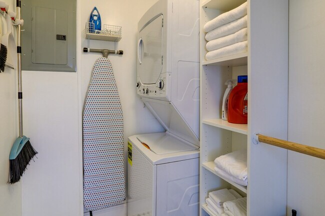 Building Photo - 202 10th Ave NE