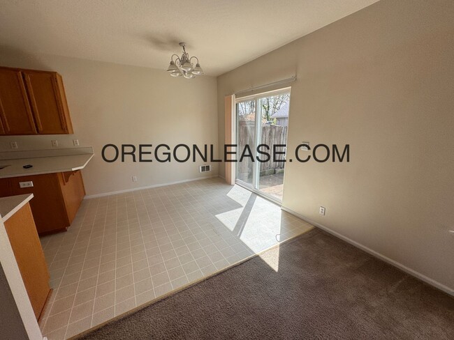 Building Photo - 3 bedroom North Eugene home with full size...