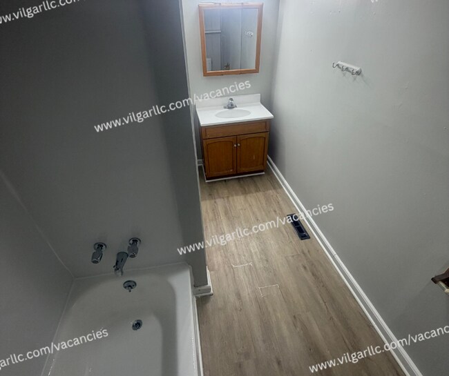 Building Photo - 4727 Sheffield Ave
