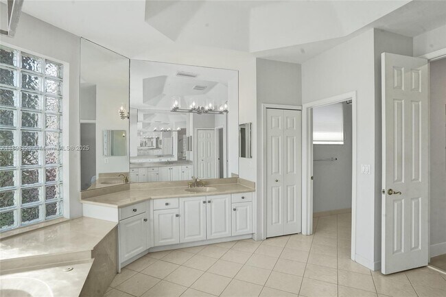Building Photo - 2553 Jardin Manor