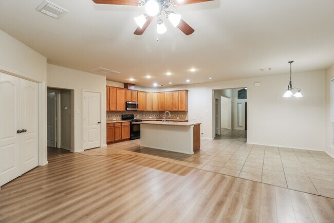 Building Photo - Spacious 4-Bedroom