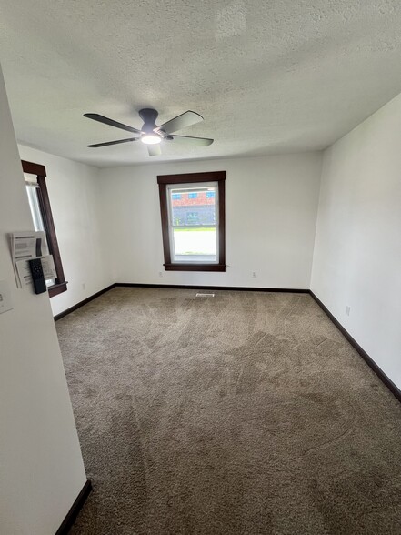Grand Bedroom - 221 Charlotte St NW