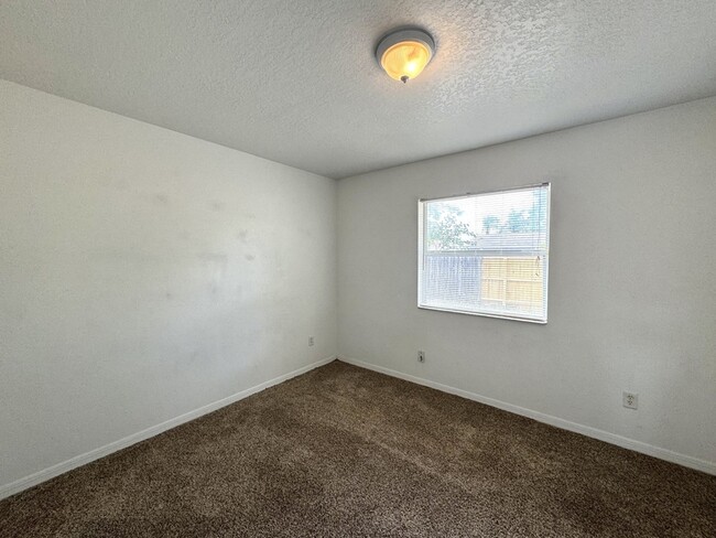 Building Photo - 212 E Cypress St