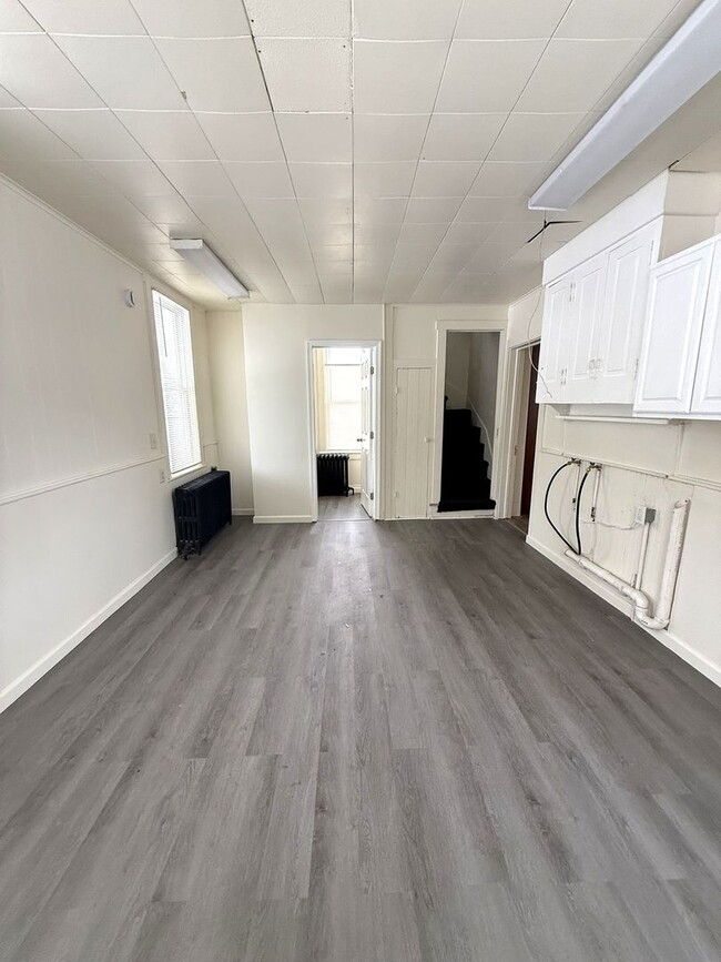 Building Photo - 704 W Main St