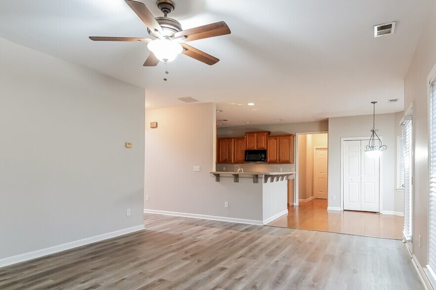 Building Photo - 990 Amberton Ln