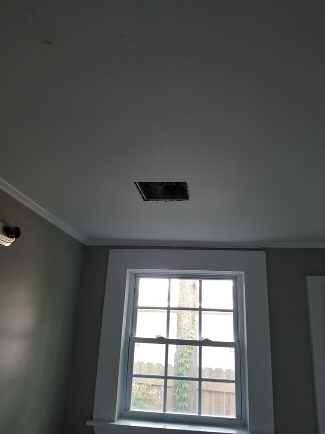 Building Photo - Cozy Home