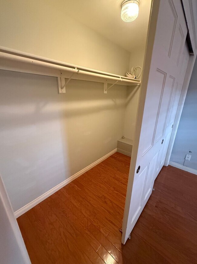 Building Photo - Upgraded 2 Bedroom Condo in Ideal Santa Mo...