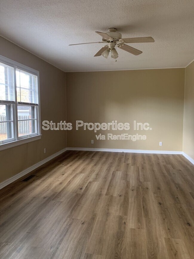Building Photo - 2224 Bower Dr