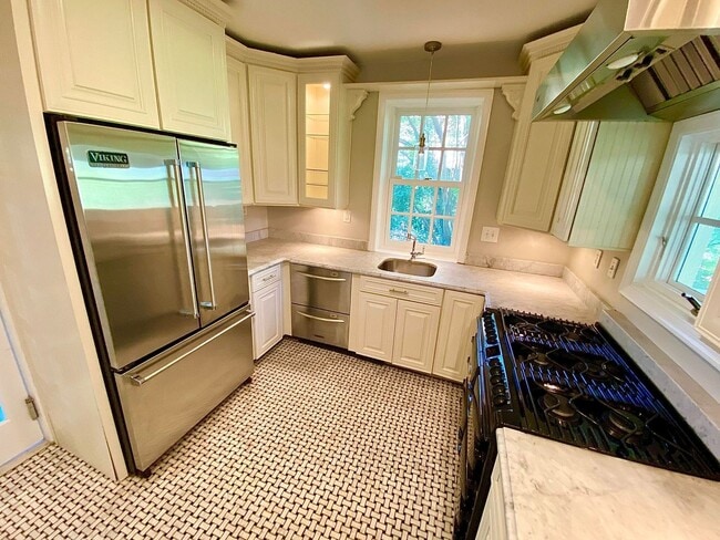 Building Photo - Stunning 4 Bed/3.5 Bath Historic Home - Be...