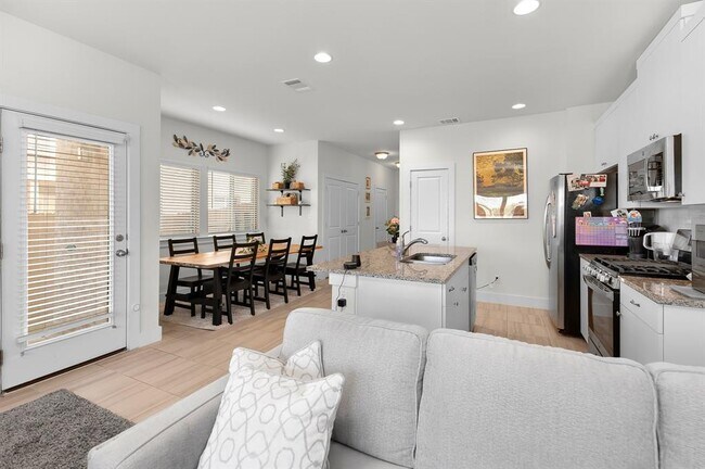 Building Photo - 512 White Steppe Way