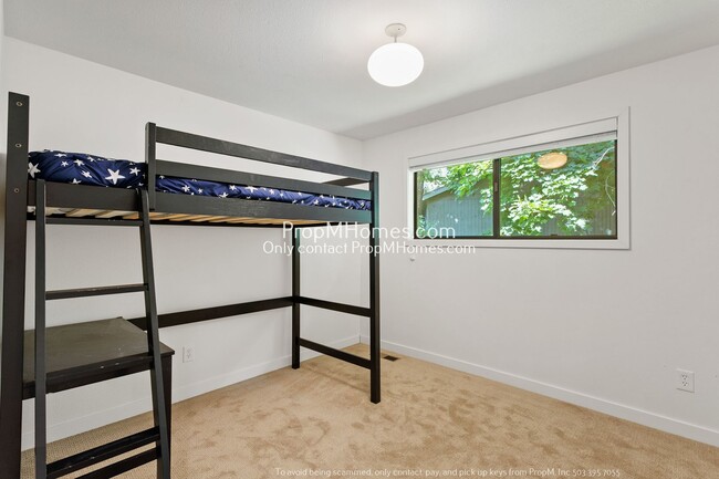 Building Photo - Mid-Century Modern Three Bedroom in Happy Valley!