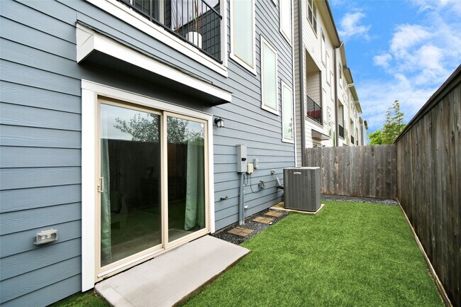 Building Photo - 11012 Mikula Dr