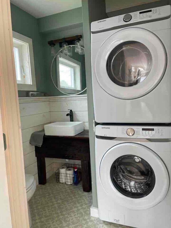 Building Photo - 220 ME-133