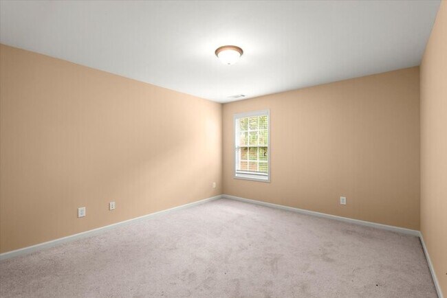 Building Photo - 5 Bedroom in Buford. Great School