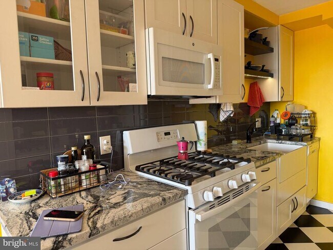 Building Photo - 604 S Washington Square