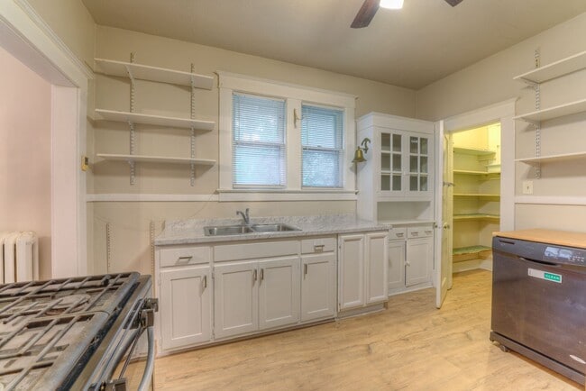 Building Photo - Charming 5BR/2.5BA Brick Bungalow in Vollintine-Evergreen