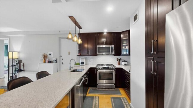 Building Photo - 2 bedroom in LONG ISLAND CITY NY 11101