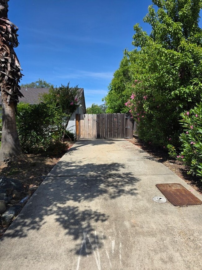 Building Photo - **$500 OFF FIRST MO RENT**4BR/3BA with PRIVATE IN-LAW SUITE / SECOND LIVING SET-UP