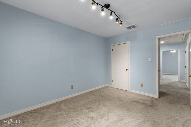 Building Photo - 421 Stratmore Dr