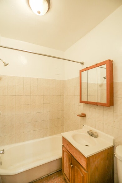 Building Photo - 5939 N Northwest Hwy