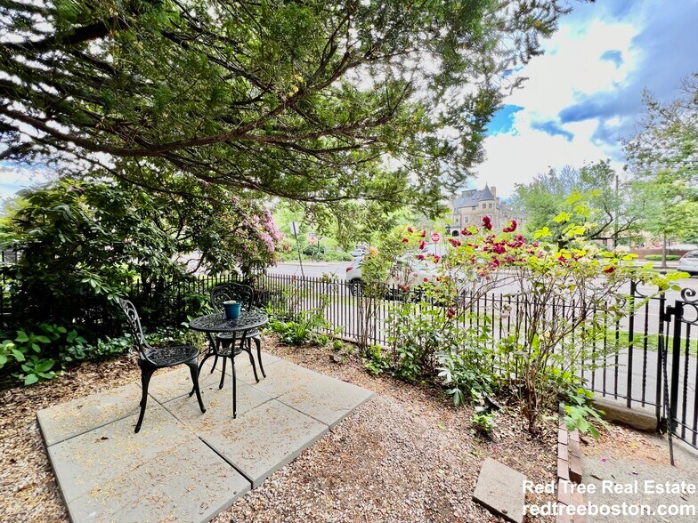 Building Photo - 1712 Beacon St