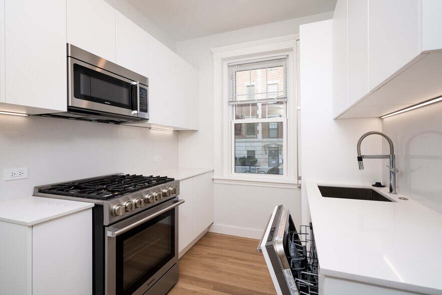 Building Photo - 27 Forest St