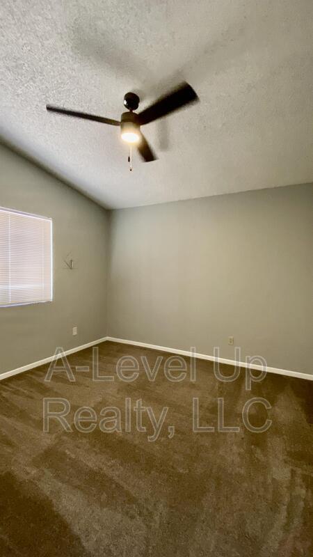 Building Photo - 417 E Thoroughbred St