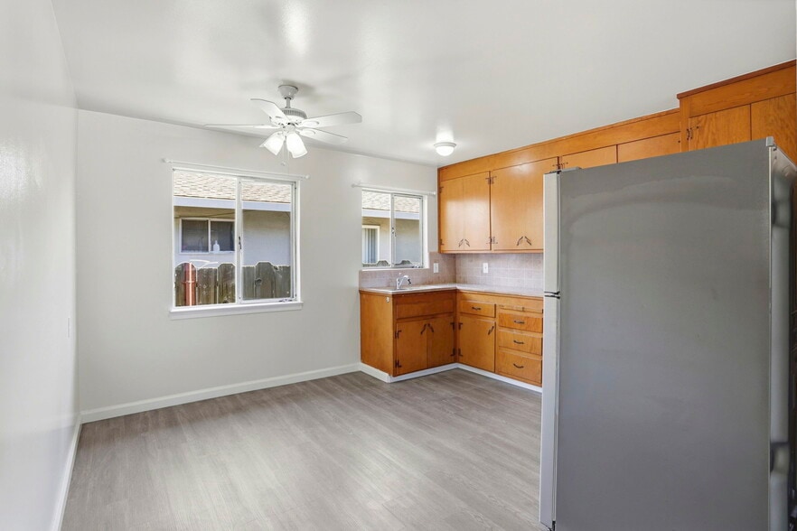 Building Photo - 2105 Royal Dr