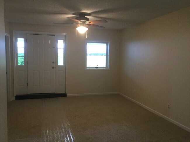 Building Photo - Country House on 1 Acre